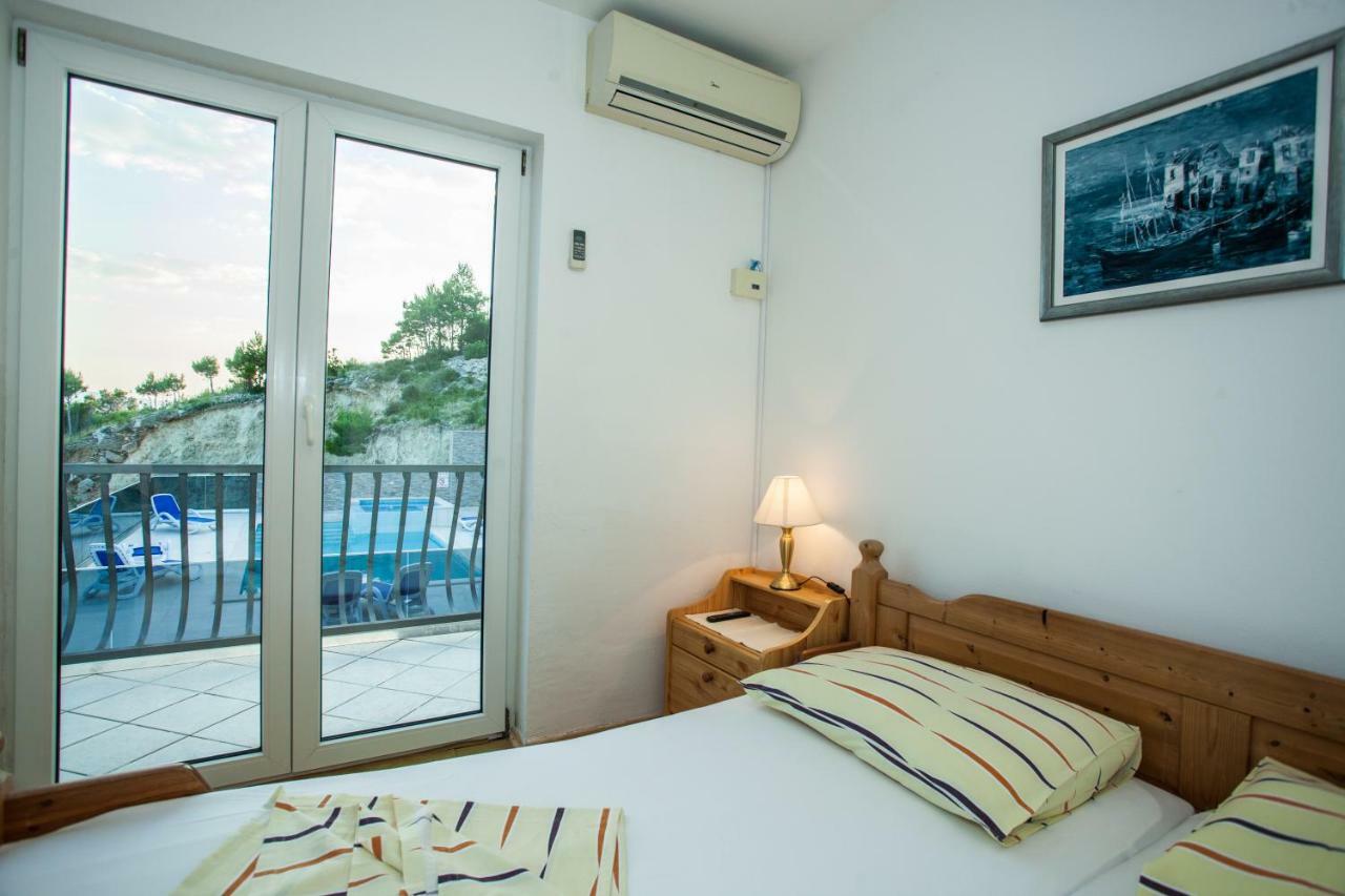 Apartments Pusic Omis Exterior photo