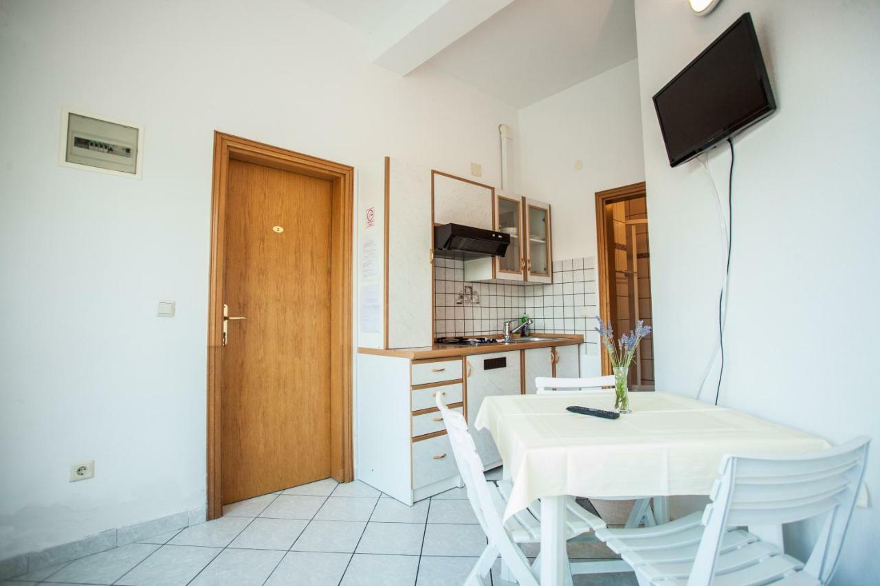 Apartments Pusic Omis Exterior photo